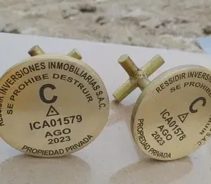 Placas de bronce para puntos geodesicos